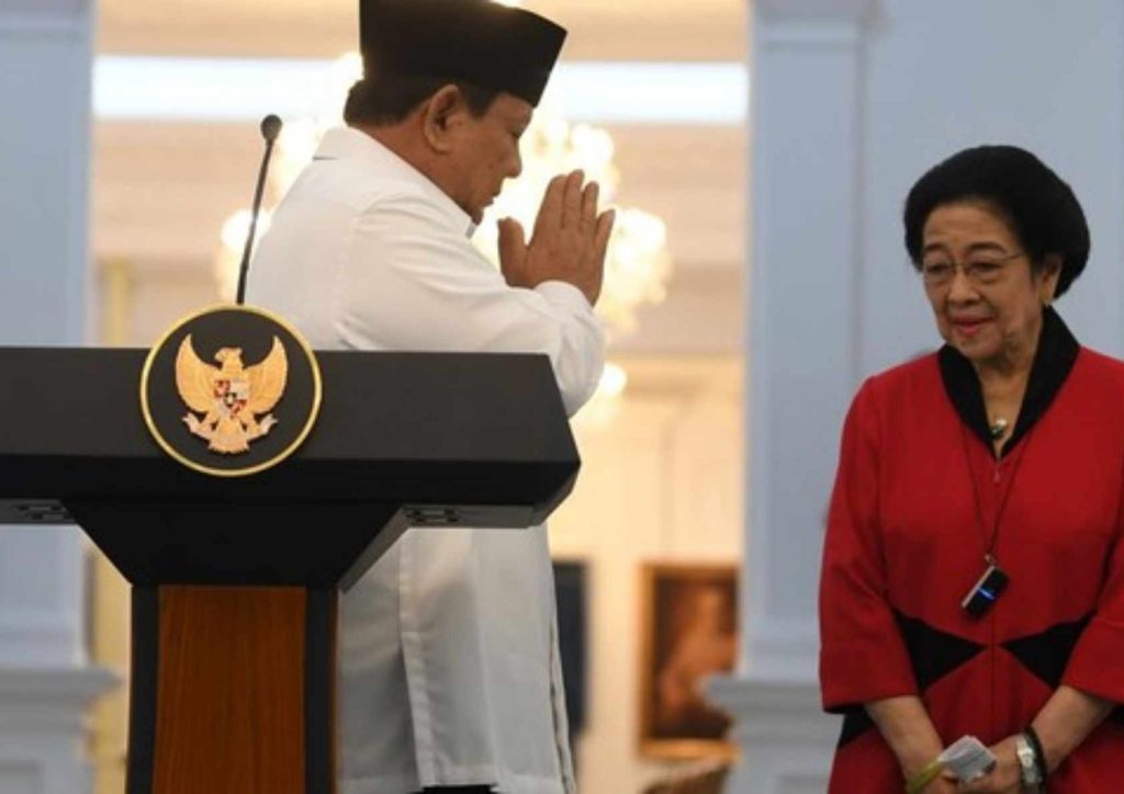 Megawati di sebelah Prabowo